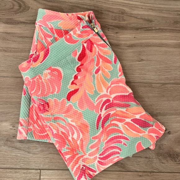 Lilly Pulitzer Patterned Shorts - Picture 3 of 3
